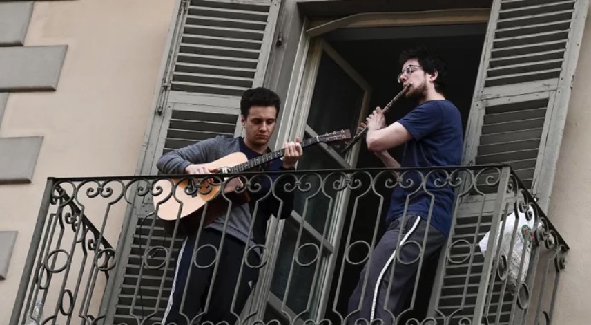 Italians Sing and Play Under Quarantine