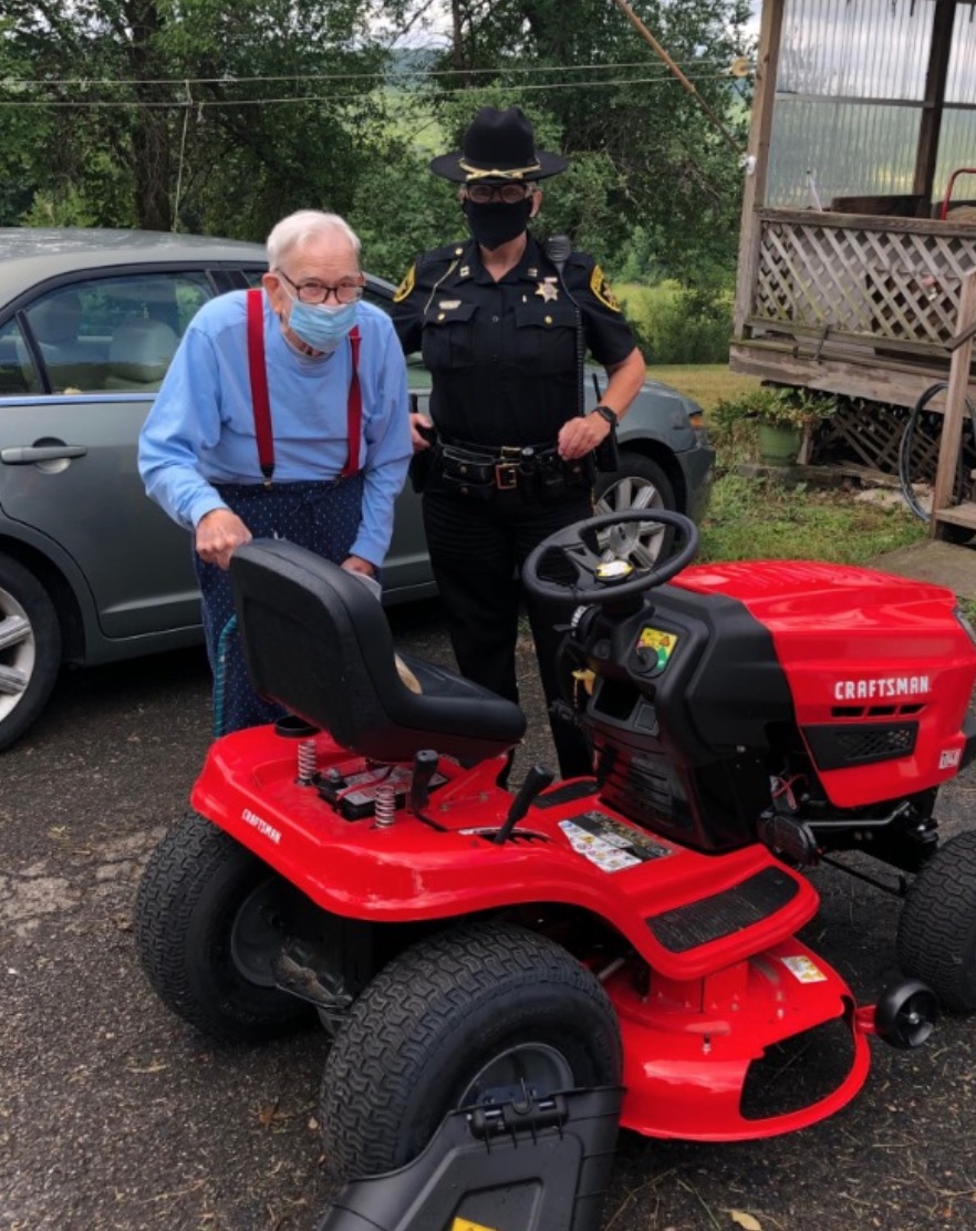 Anonymous Donor Replaces 85-year-old’s Lawn Mower